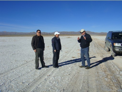 Members of our institute study the utilization environment of salt lake resources in Bolivia. 